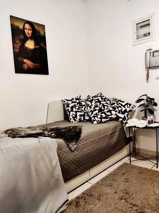 Elegant Central Studio With Balcony & 1 Gbps Fiber Салоники